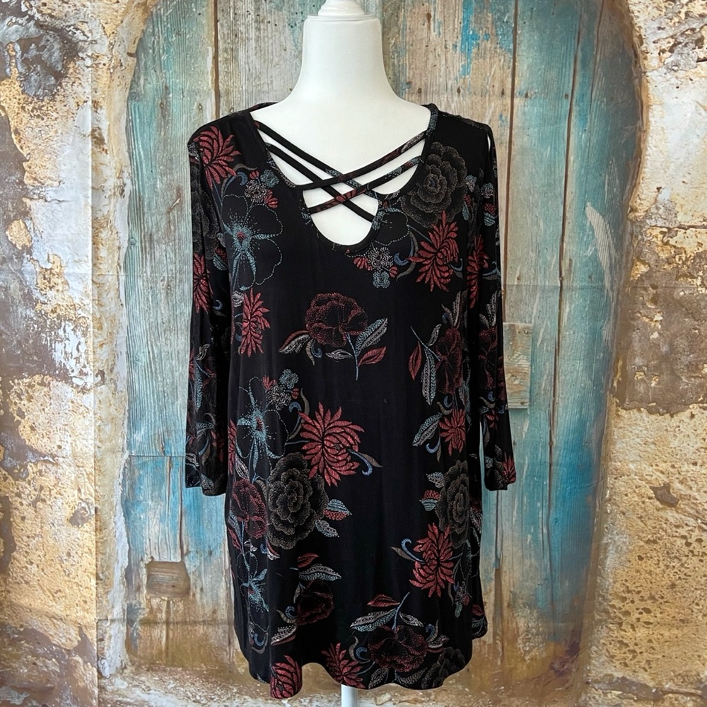 Maurices-Black Floral Print Split Sleeve Cage Top